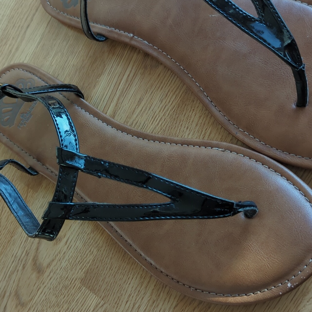 Fergalicious Women's Flat Black Sandals - Picture 2 of 4